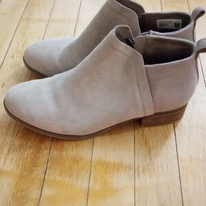 Toms Light Gray Taupe Suede Ankle Boots Size 9